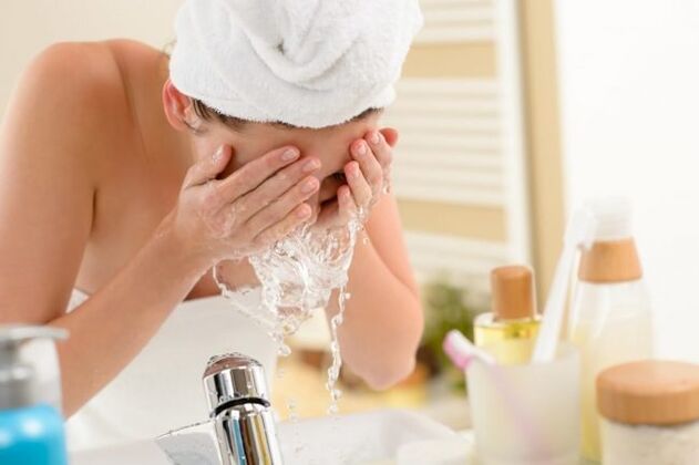 Για να πλύνετε το πρόσωπό σας, θα πρέπει να χρησιμοποιήσετε ειδικούς αφρούς και τζελ. 