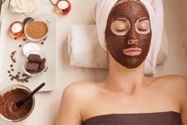 Μάσκα προσώπου με μαύρη σοκολάτα για απαλό και βελούδινο δέρμα